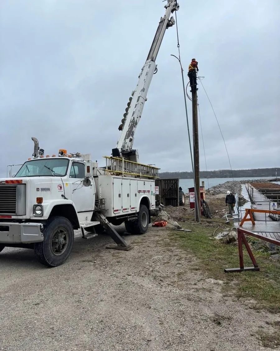 Dunne Power pole truck setting a hydro pole